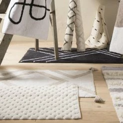 GUY LEVASSEUR Tapis De Bain En Coton Fantaisie écru à Pompons 60x120cm 7 GUY LEVASSEUR Tapis De Bain En Coton Fantaisie écru à Pompons 60x120cm -Paris Prix boutique B2CD 4540